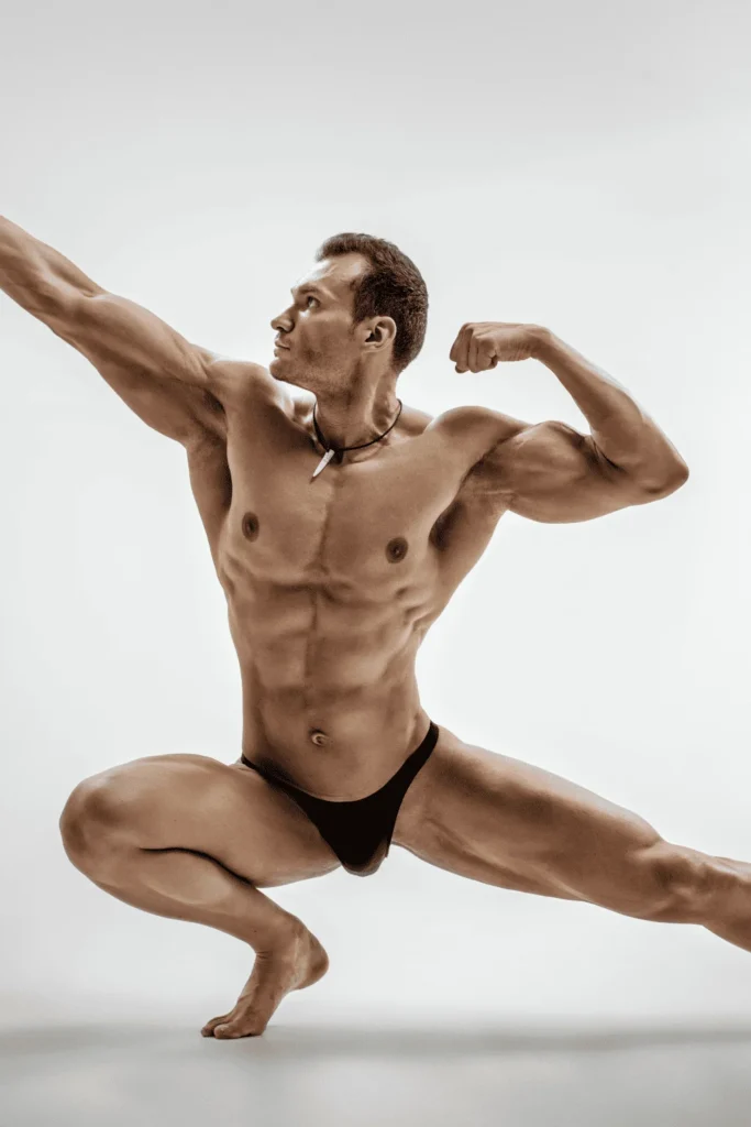 bodybuilder gynecomastia_ man doing bodybuilder pose